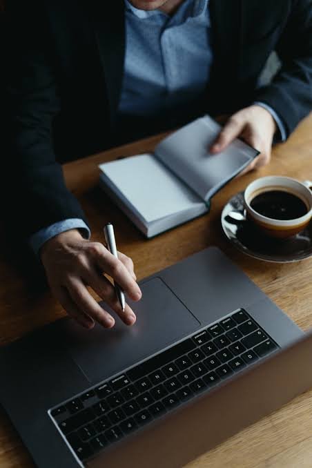 Consultores de MANTECH360 en sesión de trabajo